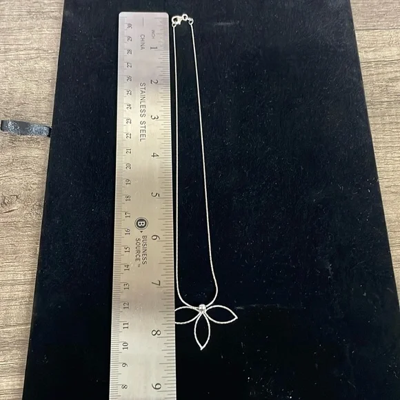 18k Italian white gold necklace.​